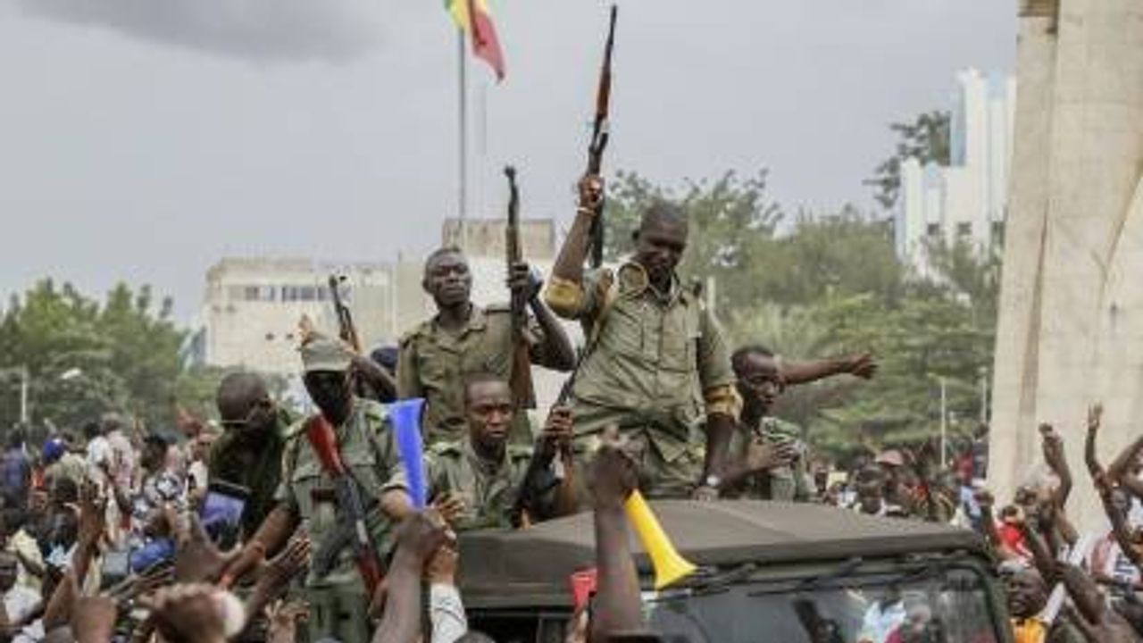 Mali'de eski isyancı gruplar orduya ait 2 kampı ele geçirdi