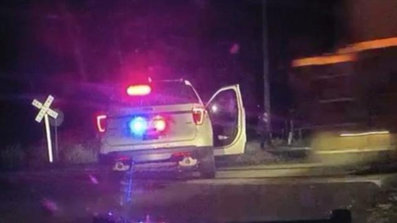Kelepçeli kadını trenin çarptığı arabaya bindiren eski Colorado polis memuru hapisten kurtuldu