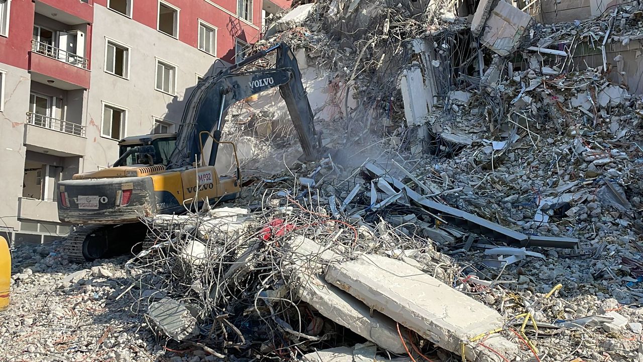Depremlerden etkilenen Hatay'da hasarlı binaların kontrollü yıkımı sürüyor