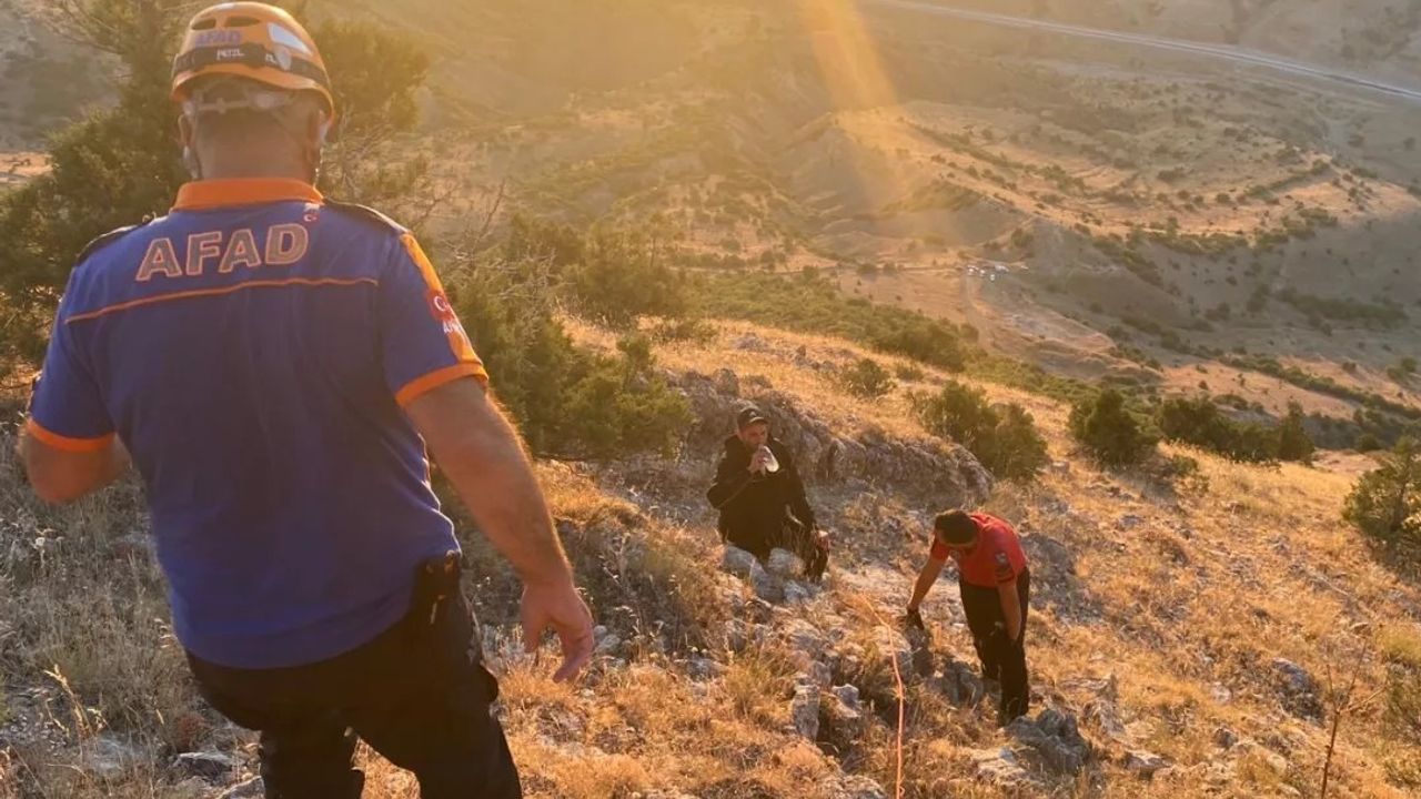 Erzincan'da kayalıklarda mahsur kalan kişi, ekiplerin ortak çalışmasıyla kurtarıldı