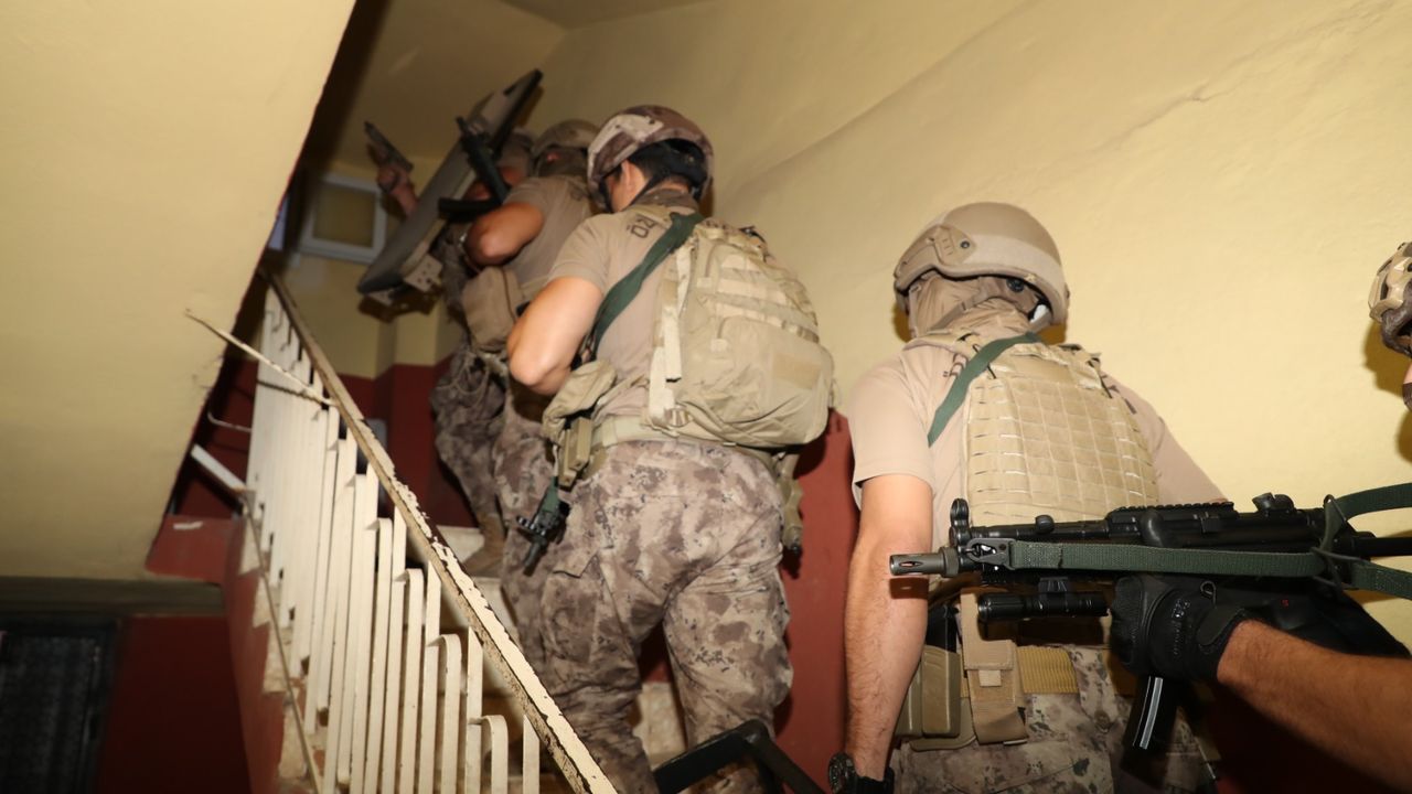 Mersin'de suç örgütüne yönelik operasyonda 17 zanlı yakalandı