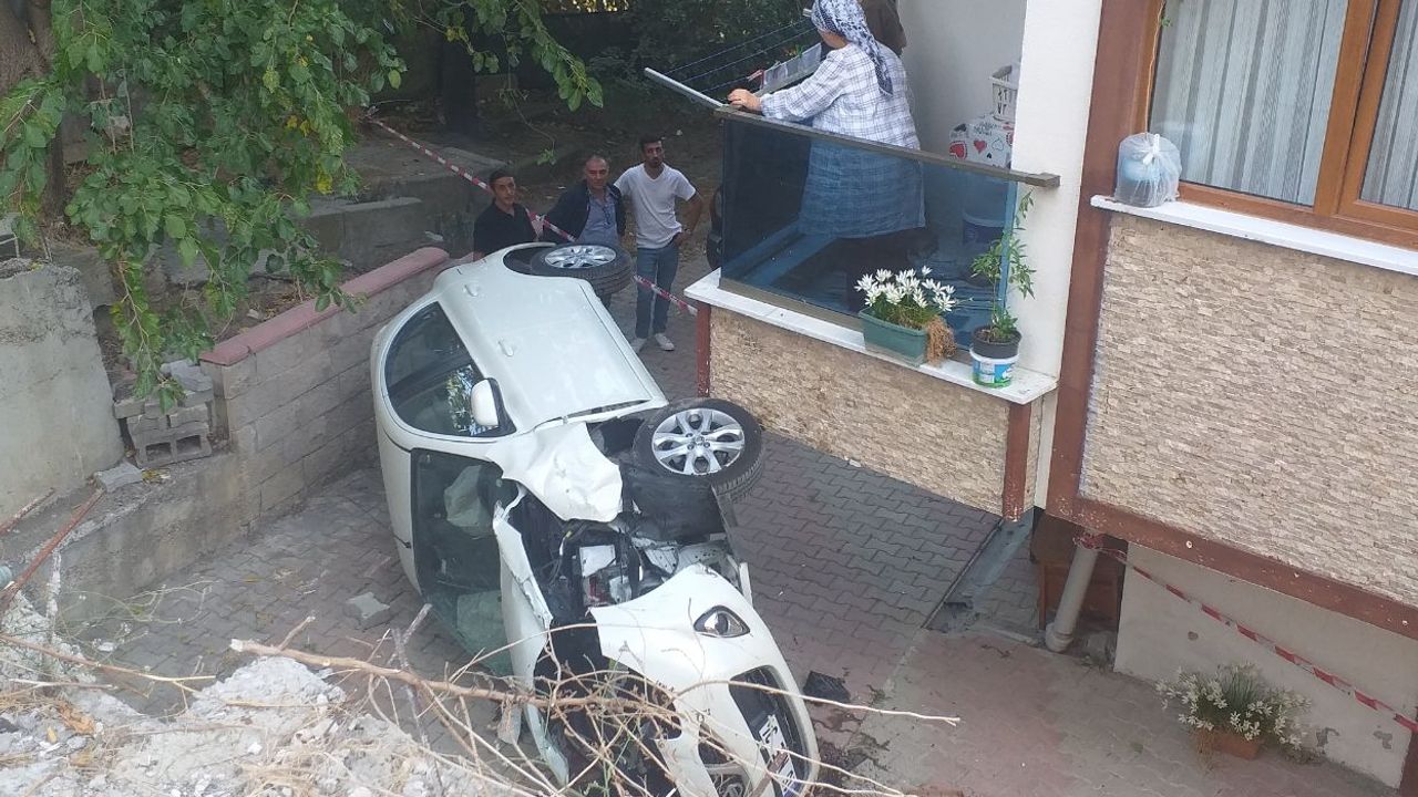 Çekmeköy'de apartmanın bahçesine devrilen otomobilin sürücüsü yaralandı