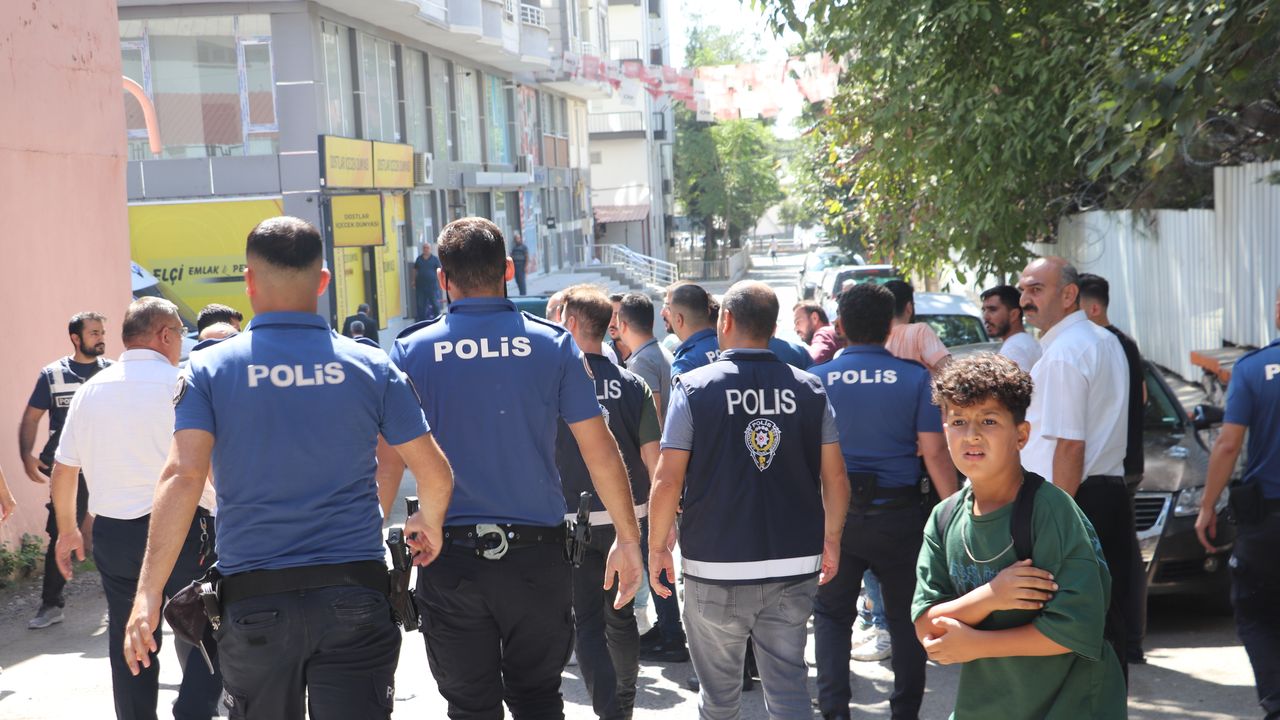 Siirt'te CHP İl Kongresi'nde arbede yaşandı