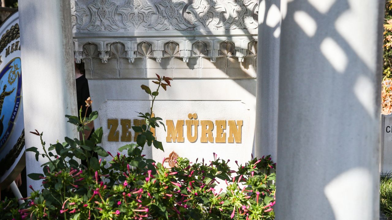 Zeki Müren vefatının 27'ncı yılında mezarı başında anıldı