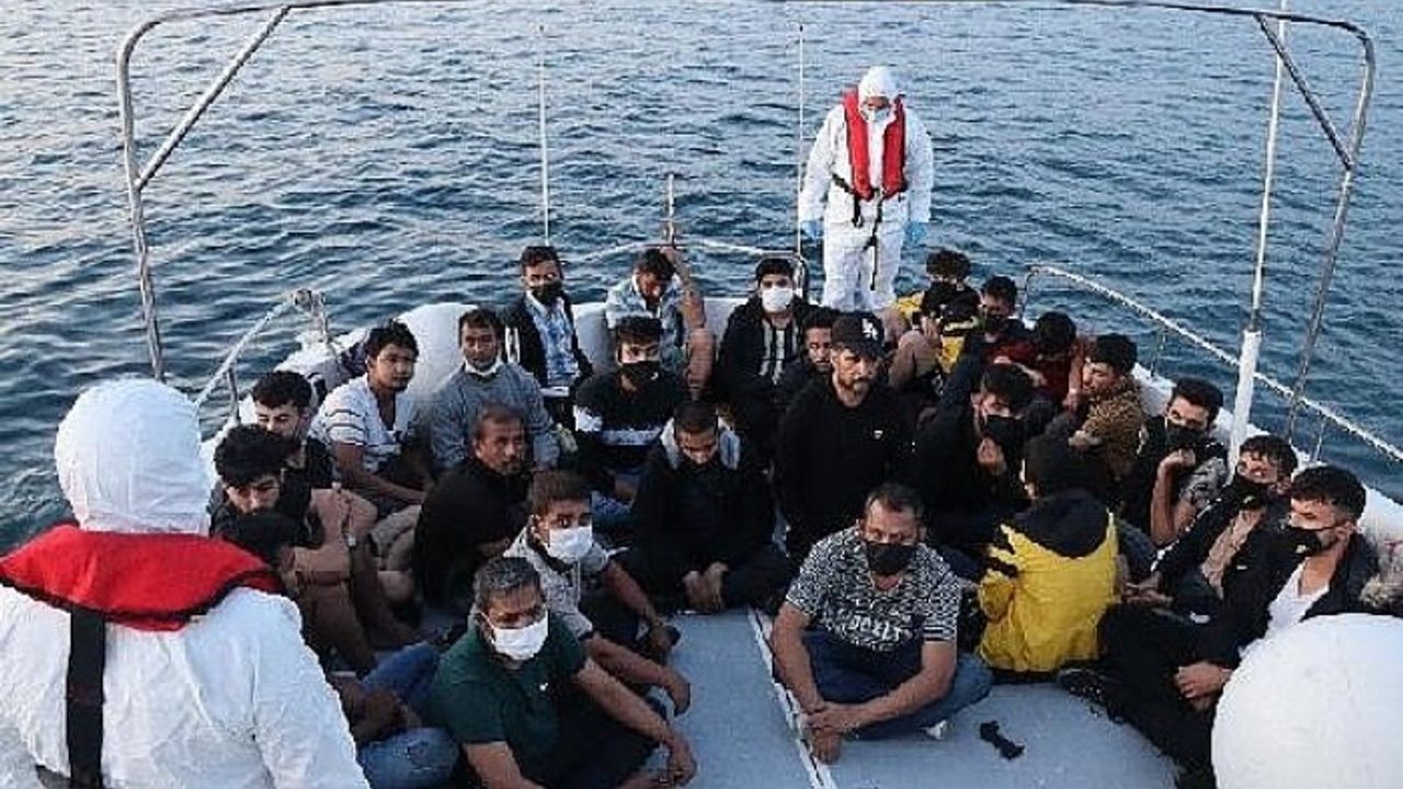 Çanakkale açıklarında yelkenli teknede 25 düzensiz göçmen yakalandı