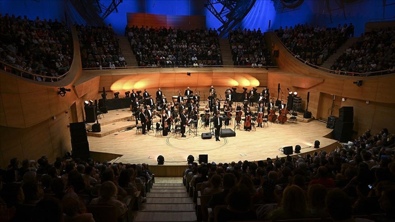 Senfoni ile Neşet Ertaş Türküleri Konseri düzenlendi