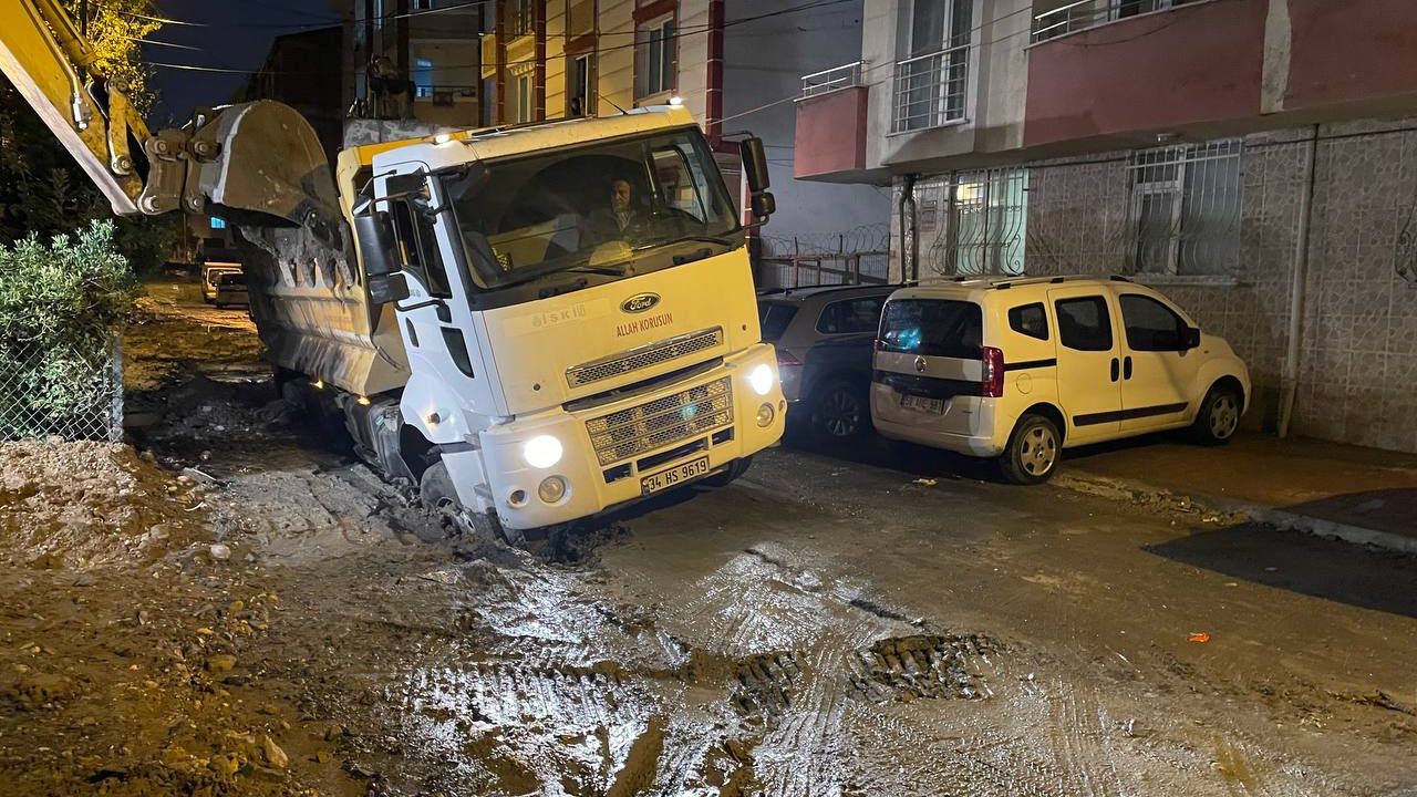 Esenyurt'ta yağmurdan zarar gören yolda mahsur kalan hafriyat kamyonu kurtarıldı