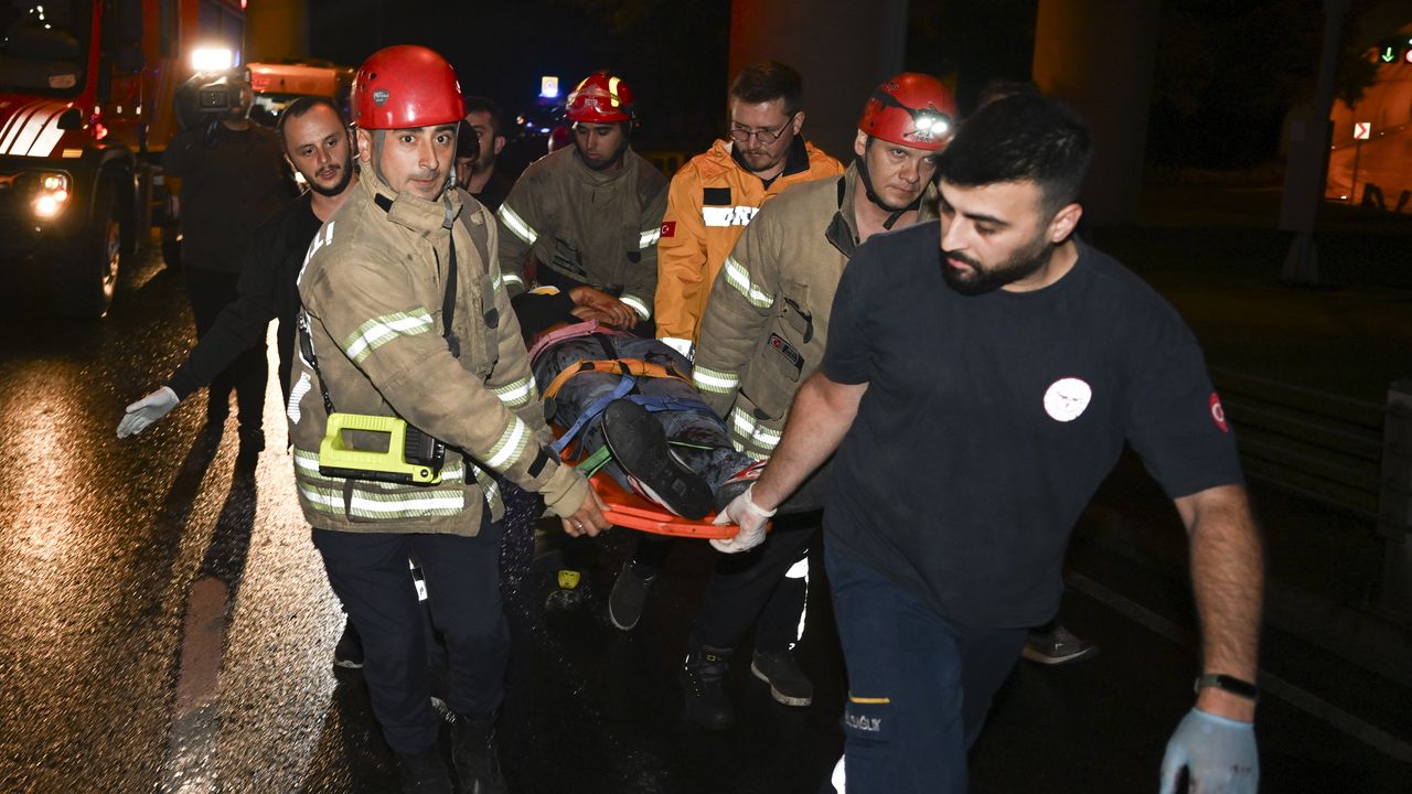 Şişli'de beton direğe çarpan cipteki 4 kişi yaralandı
