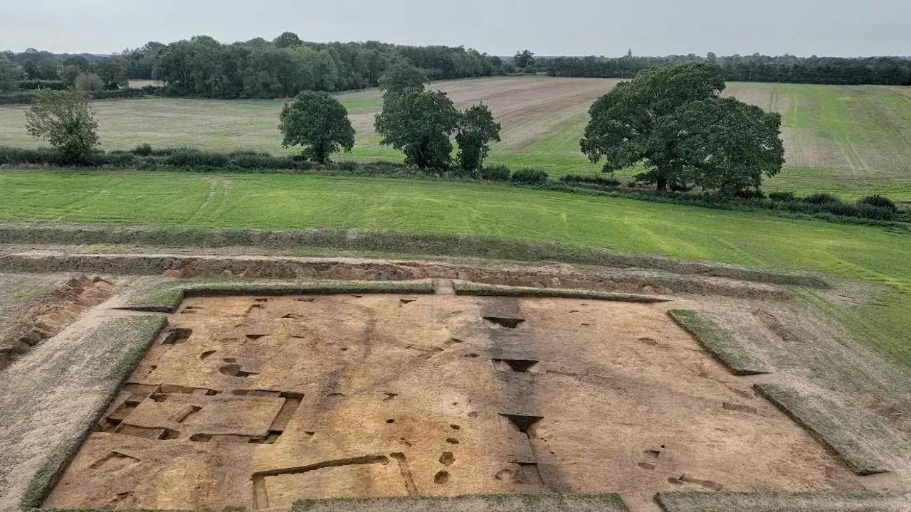 Arkeologlar Sutton Hoo yakınlarındaki tapınağın izlerini ortaya çıkardı