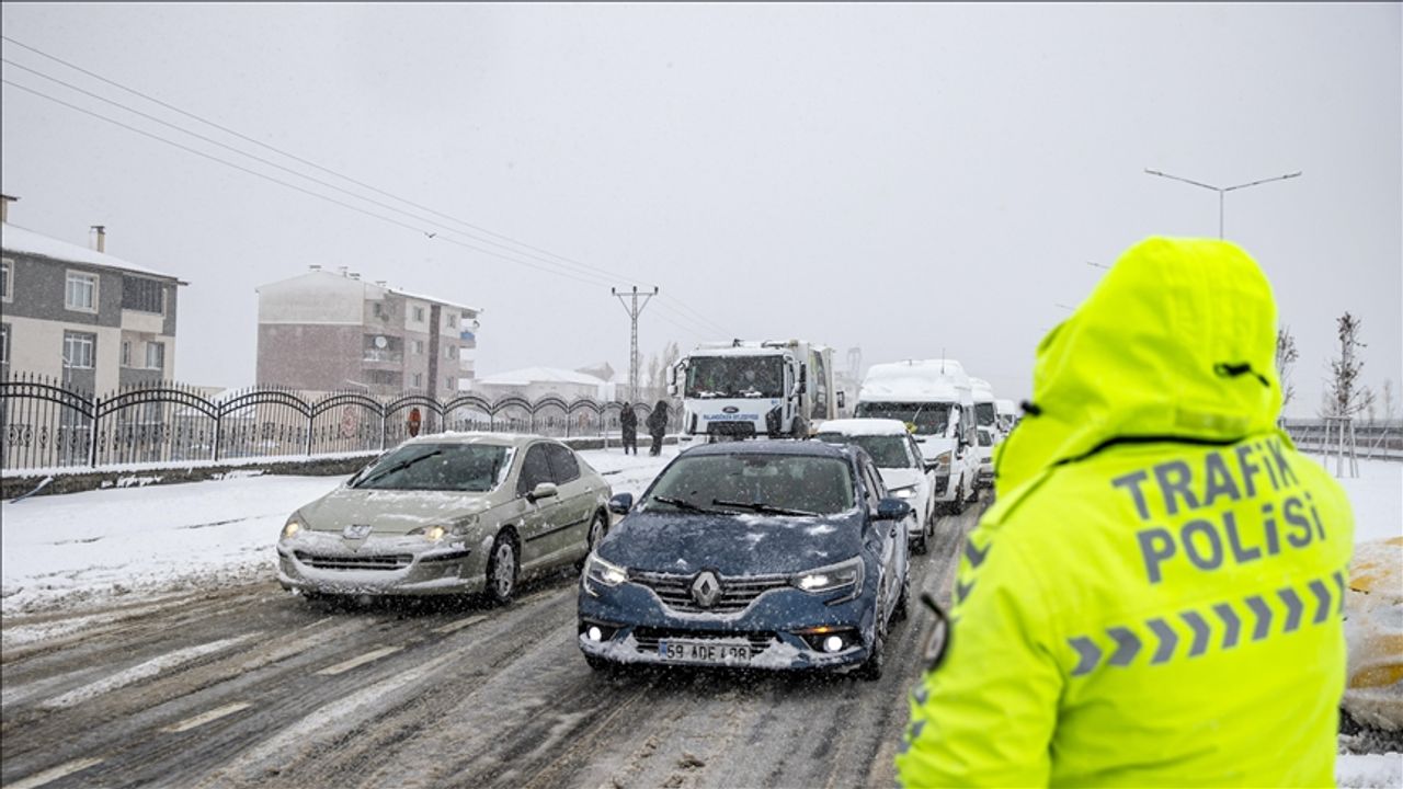 Erzurum-Bingöl kara yolu ağır tonajlı araçların geçişine kapatıldı