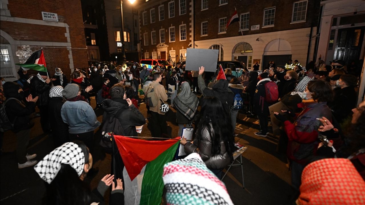 Mısır'ın Londra Büyükelçiliği önünde toplanan göstericiler Refah Sınır Kapısı'nın açık tutulmasını istedi