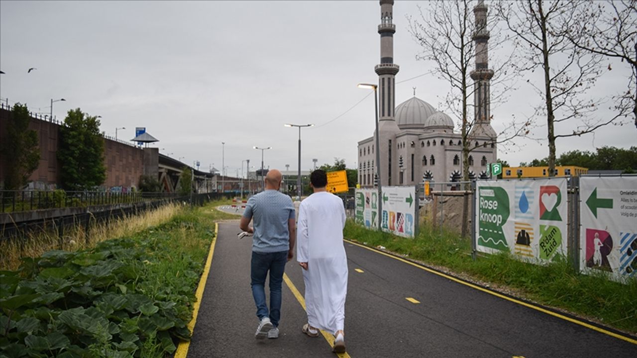 Hollanda'da Müslümanlar, genel seçimlerden İslam düşmanı Wilders'ın önde çıkması nedeniyle endişeli