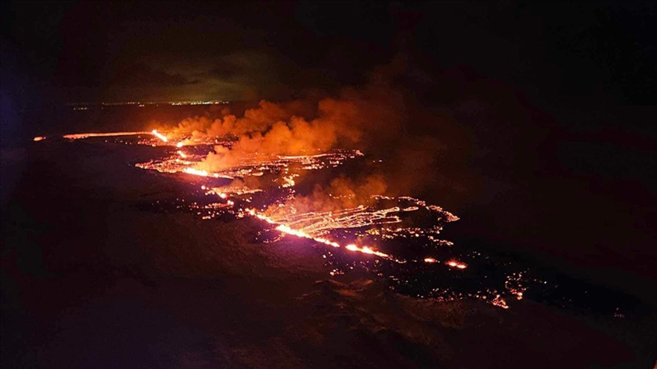 İzlanda'da yanardağ patlamasının ardından kül bulutlarının başkente ulaşacağı uyarısı