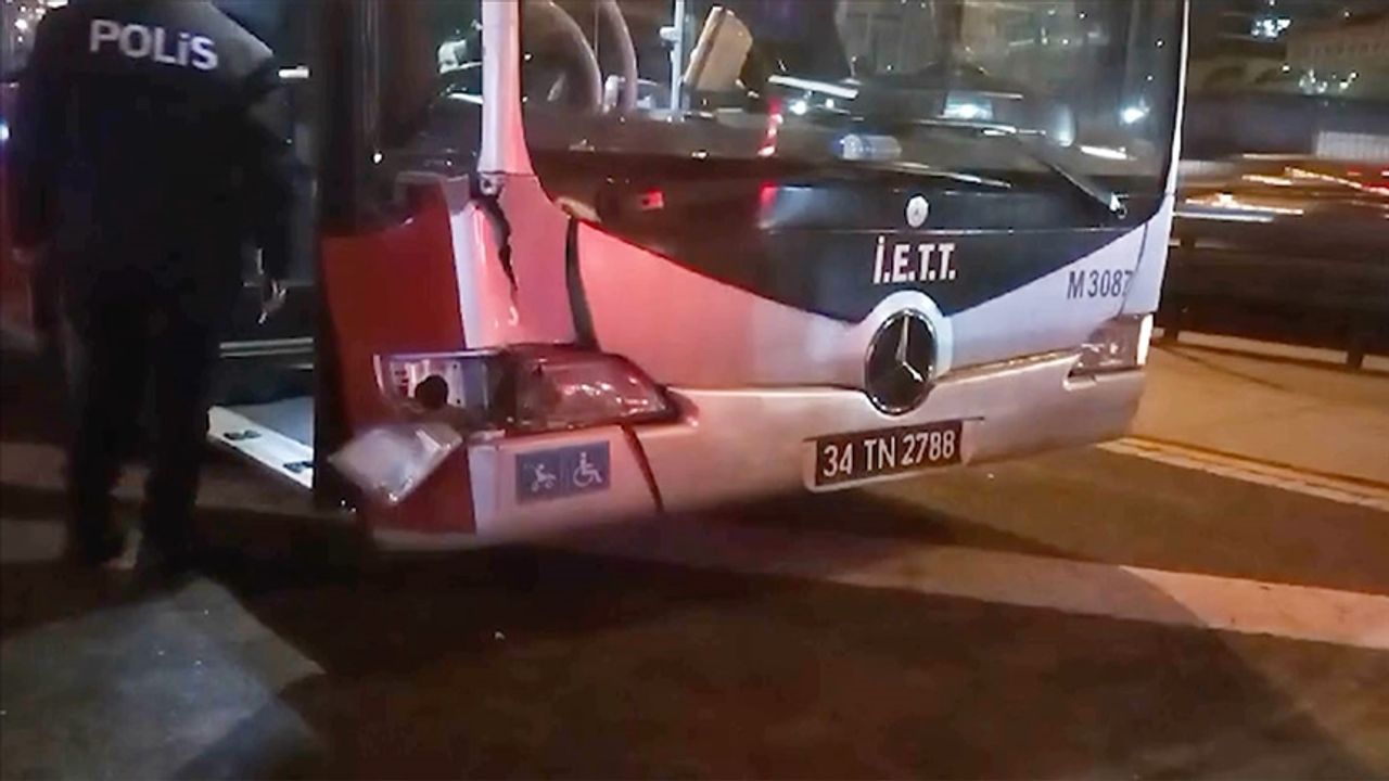 Başka metrobüsün çarptığı metrobüs sürücüsü hayatını kaybetti