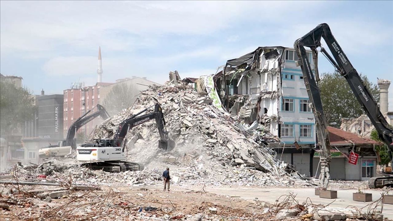 Malatya'da yıkılan binaların yüzde 86'sının enkazı kaldırıldı