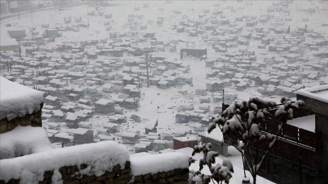 Afganistan'ın başkenti Kabil'de mevsimin en yoğun kar yağışı yaşandı