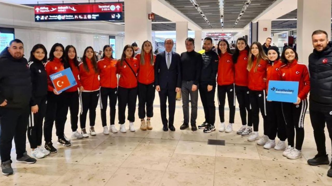 A Milli Kadın Hokey Takımı, Avrupa Şampiyonası için Almanya'ya gitti