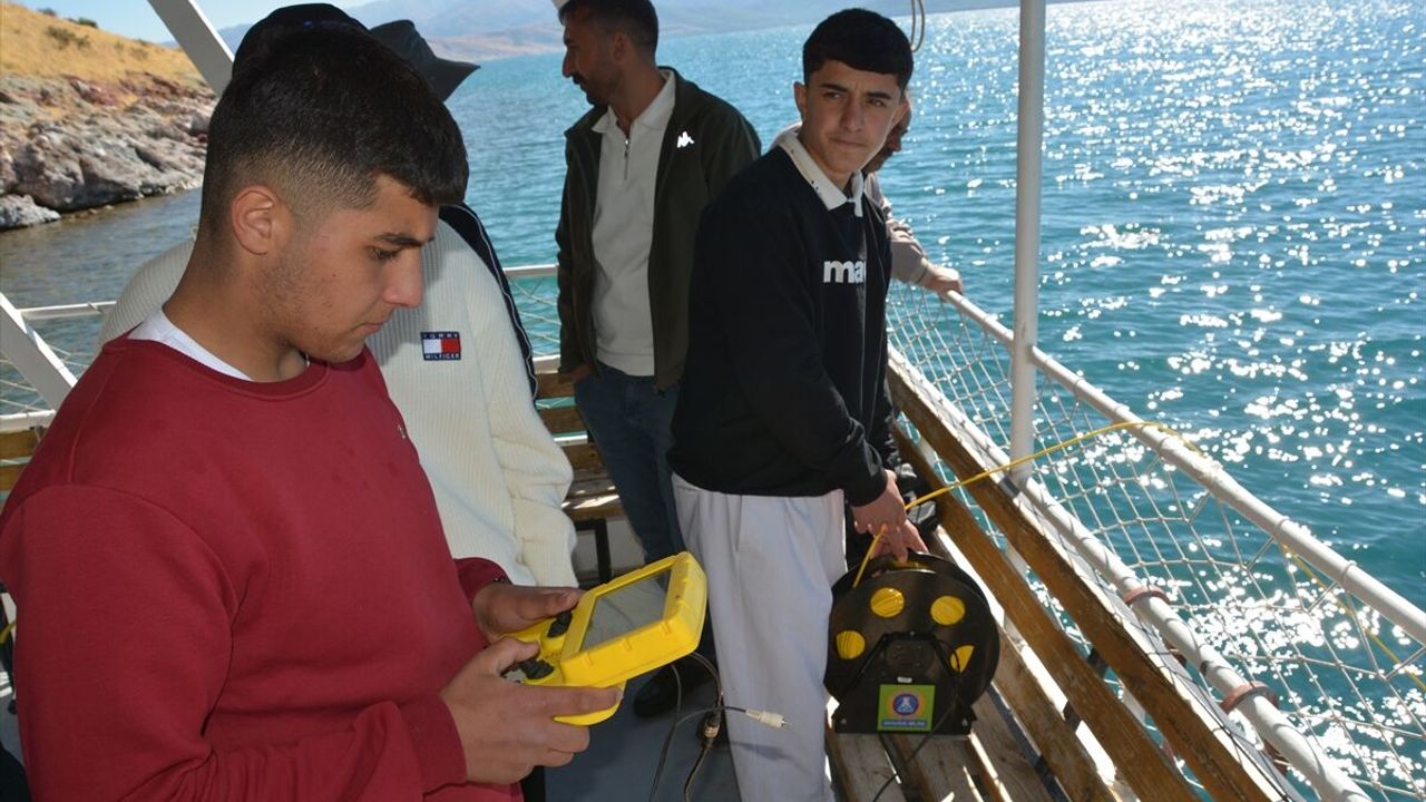 Bitlis'te öğrencilere su altı robotu kullanma eğitimleri devam ediyor
