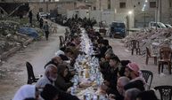 İHH'dan, Halep'te enkaz haline gelen evlerin arasında toplu iftar
