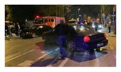 Kadıköy'de iki otomobil çarpıştı: 3 yaralı