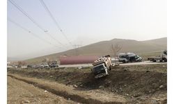 Van'da yolcu minibüsü, kamyona çarptı: 13 yaralı