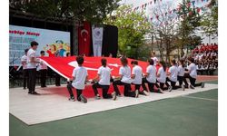 Anıtkabir’de dalgalanan bayrak, lise öğrencilerine emanet edildi