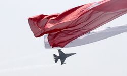 Atatürk Havalimanı'nda SOLOTÜRK gösterisi