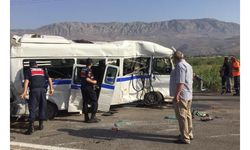 Mersin'de okul servisi ile TIR çarpıştı: 9'u öğrenci 11 yaralı