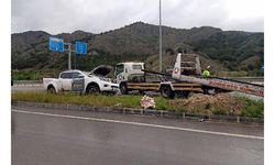 Minibüs, kamyonete çarptı: Anne-kız öldü, 6 yaralı