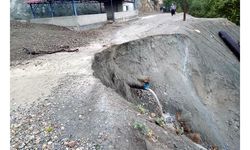Adana'da yağış sonrası heyelan; mahalle yolu kapandı 