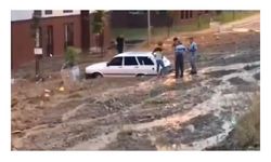 Amasya’da yollar nehre döndü, araçlar sürüklendi