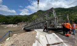 Bartın'da selde yıkılan köprünün yerine bakanlıktan seyyar köprü
