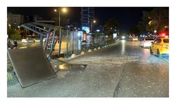 Kadıköy'de makas atan sürücünün çarptığı otomobil durağa daldı:1'i ağır, 5 yaralı 