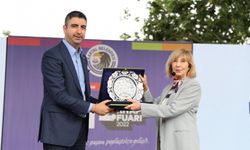 Kartal Kitap Fuarı’nda, yazar Ayşe Kulin’e ‘onur ve emek ödülü’ verildi