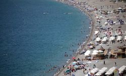 Okullar kapandı, gençler Antalya sahillerini doldurdu