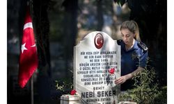 Şehit babasının mezarına karanfil bıraktı, 'O benim kahramanım' dedi