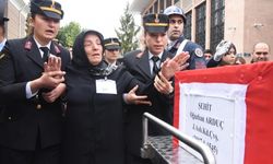 Şehit oğlunu asker selamıyla uğurlayan anne: Hakkımı sana helal ettim