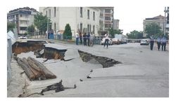 Sultangazi'de yolda çökme