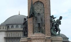 Taksim Cumhuriyet Anıtı'ndaki sancak direği yine kırıldı