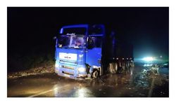 TIR, selde çamura saplanan otomobile çarptı: 2 yaralı
