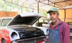1955 model klasik otomobile ahırda restore