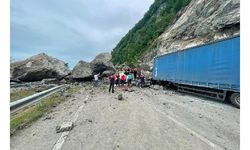 Artvin’de heyelan; kayaların altında kalan TIR'ın şoförü öldü