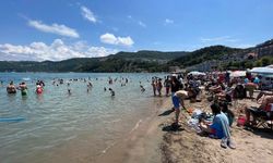 Amasra'da plajda şemsiye açacak yer kalmadı
