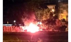 Avcılar'da otoparkın yanındaki arazide yangın