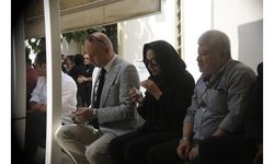 Ebru Gündeş annesini son yolculuğuna uğurladı