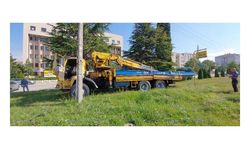 Freni boşalan vinç, otomobil ve yayalara çarptı: 2 ölü, 1 yaralı
