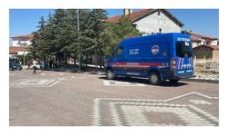 Husumetlisini öldürüp, 20 kilometre giderek eşi ile komşusunu da vurdu