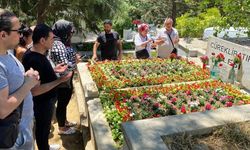 Sevenleri Cüneyt Arkın'ın mezarını boş bırakmıyor