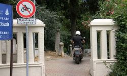 Yasak dinlemeyen motokuryeler mezarlıktaki yaya yolunu kullanıyor