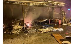 Bakırköy'de kitap evinin önündeki kitaplar alev alev yandı
